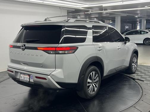 2024 Nissan Pathfinder SL FWD