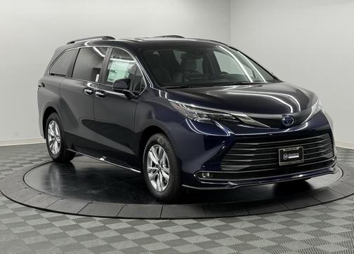 2025 Toyota Sienna XLE