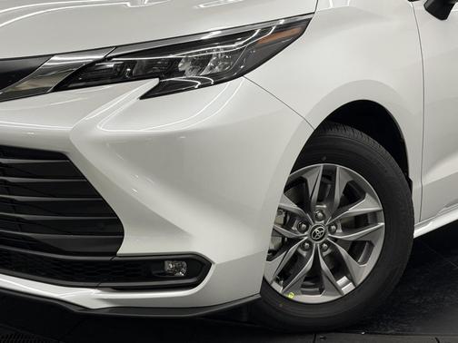 2025 Toyota Sienna XLE