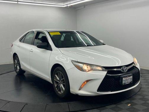 Super White 2017 Toyota Camry SE