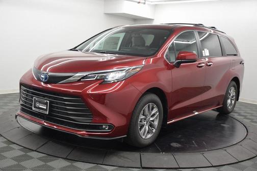 2025 Toyota Sienna XLE 8 Passenger