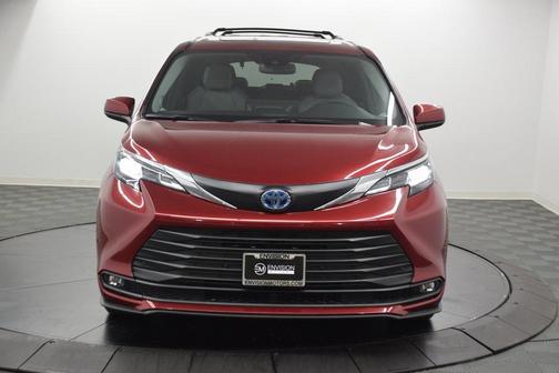 2025 Toyota Sienna XLE 8 Passenger