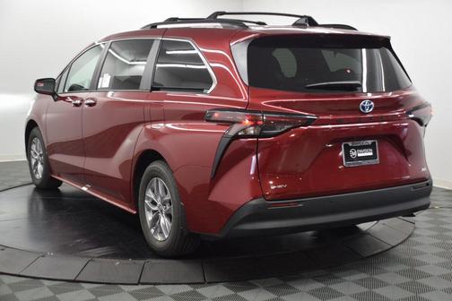 2025 Toyota Sienna XLE 8 Passenger