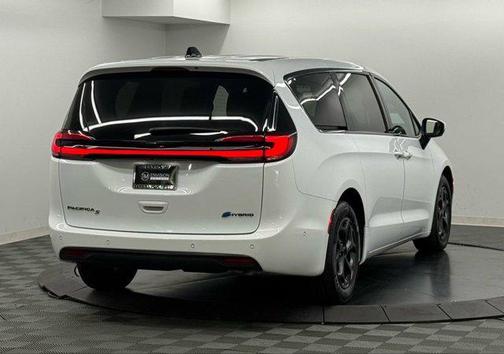 2023 Chrysler Pacifica Hybrid Touring L