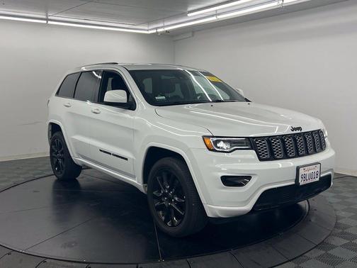 Bright White Clearcoat 2022 Jeep Grand Cherokee Laredo