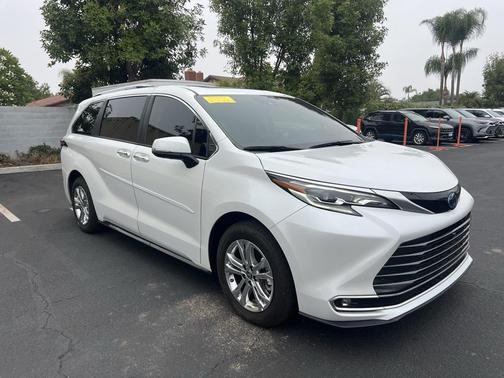 2024 Toyota Sienna Platinum 7 Passenger