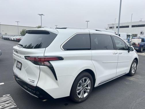2024 Toyota Sienna Platinum 7 Passenger