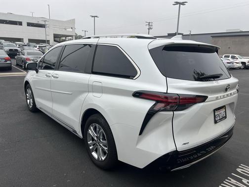 2024 Toyota Sienna Platinum 7 Passenger
