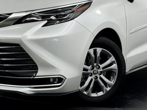 2024 Toyota Sienna Platinum