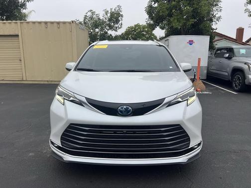 2024 Toyota Sienna Platinum 7 Passenger