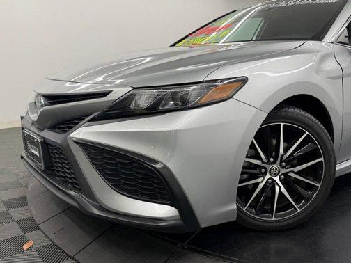 Celestial Silver Metallic 2022 Toyota Camry SE