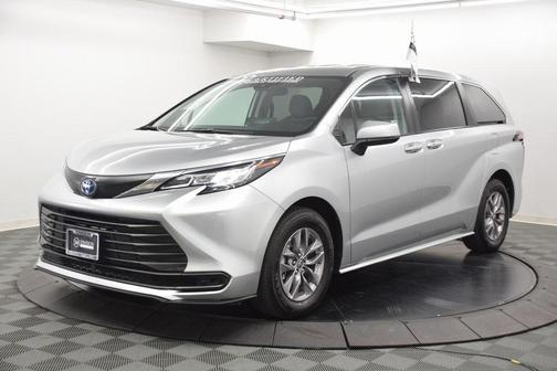 2023 Toyota Sienna LE
