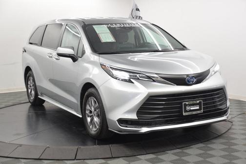 2023 Toyota Sienna LE