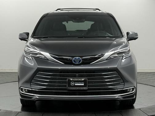 2025 Toyota Sienna Platinum