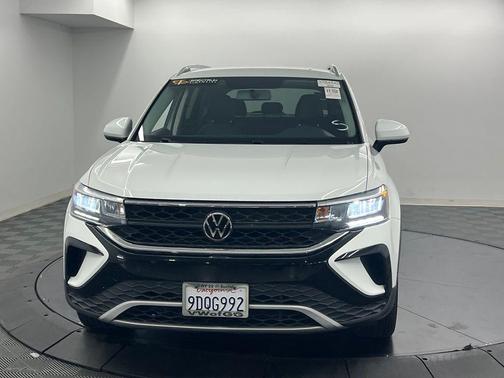 Pure White 2022 Volkswagen Taos 1.5T SE