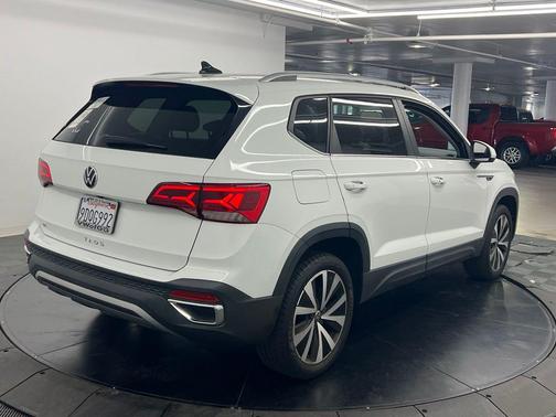 Pure White 2022 Volkswagen Taos 1.5T SE