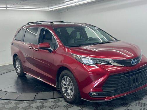 2025 Toyota Sienna XLE