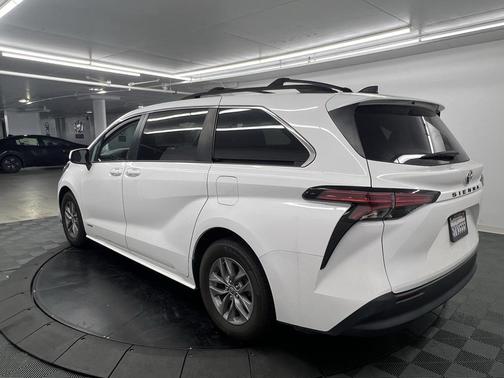 2021 Toyota Sienna LE