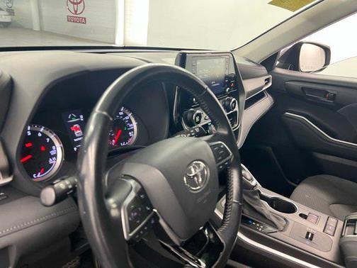 Magnetic Gray Metallic 2021 Toyota Highlander LE
