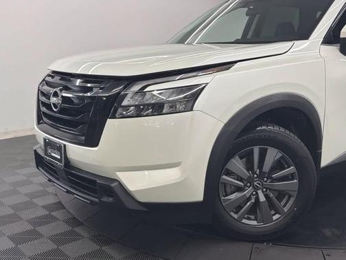 Pearl White Tricoat 2023 Nissan Pathfinder SV FWD