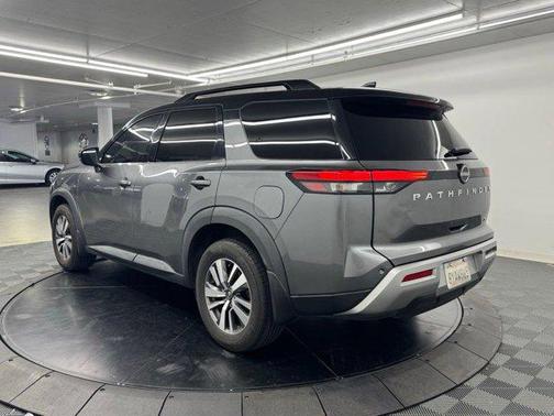 Gun Metallic/Super Black 2022 Nissan Pathfinder SL 2WD