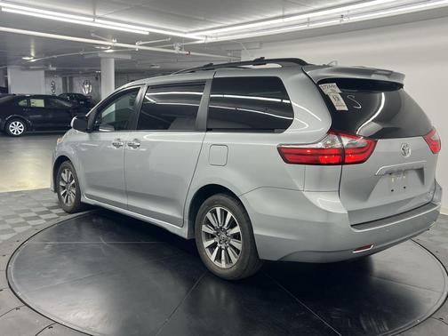 2020 Toyota Sienna XLE