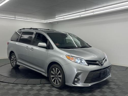 2020 Toyota Sienna XLE