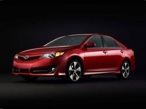 Classic Silver Metallic 2013 Toyota Camry SE