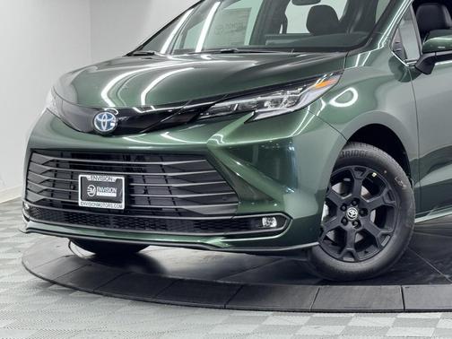 2025 Toyota Sienna Woodland Edition