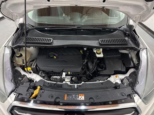 White Platinum Metallic Tri-Coat 2017 Ford Escape SE