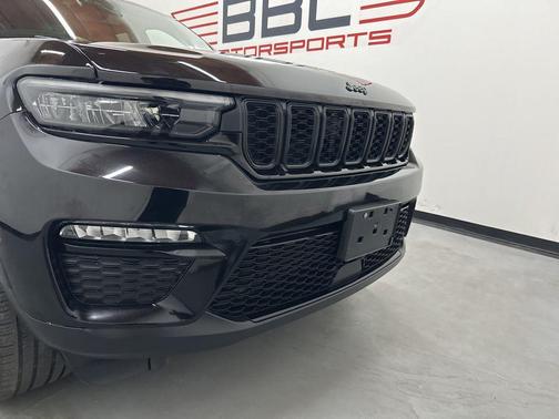 Diamond Black Crystal Pearlcoat 2023 Jeep Grand Cherokee Limited