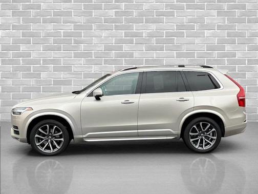 2017 Volvo XC90 T6 Momentum
