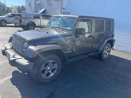Granite Crystal Clearcoat Metallic 2017 Jeep Wrangler Unlimited SAHARA