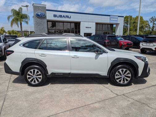 Crystal White Pearl 2024 Subaru Outback 2.5i