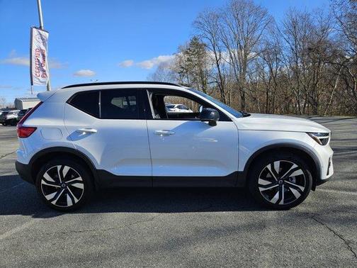 2024 Volvo XC40 B5 Plus Dark Theme