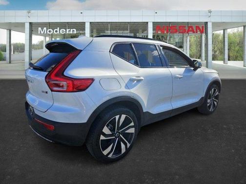 2024 Volvo XC40 B5 Plus Dark Theme