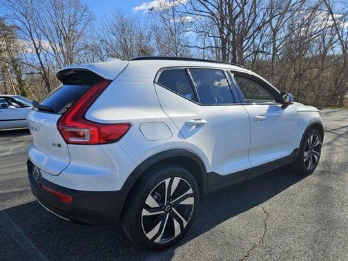 2024 Volvo XC40 B5 Plus Dark Theme