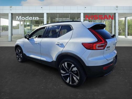 2024 Volvo XC40 B5 Plus Dark Theme