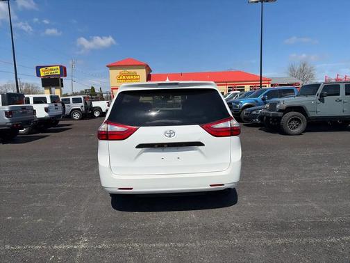 2019 Toyota Sienna SE