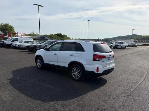 White 2015 Kia Sorento LX