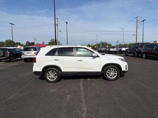 White 2015 Kia Sorento LX