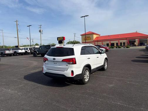 White 2015 Kia Sorento LX