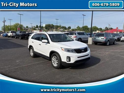 White 2015 Kia Sorento LX