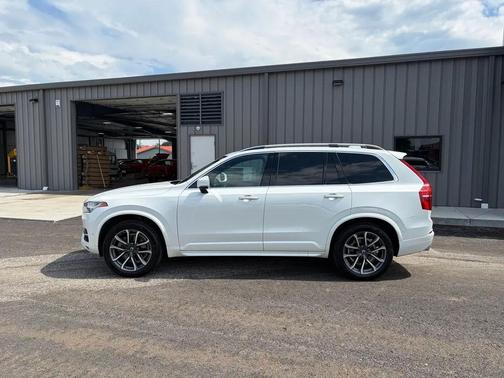 White 2018 Volvo XC90 T6 Momentum