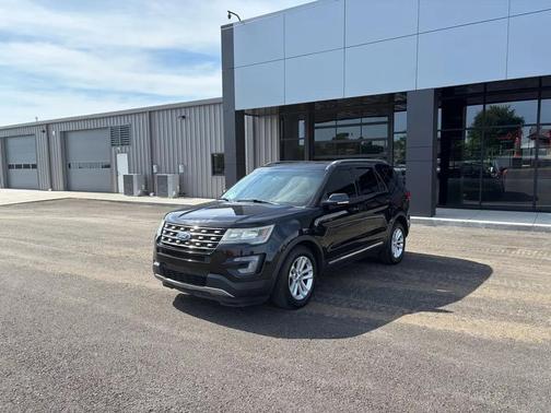 Black 2016 Ford Explorer XLT