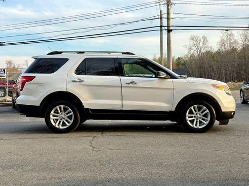 White 2015 Ford Explorer XLT