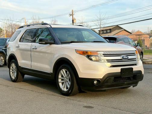 White 2015 Ford Explorer XLT