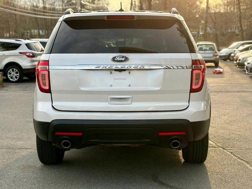 White 2015 Ford Explorer XLT