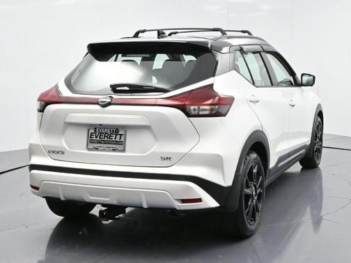2022 Nissan Kicks SR