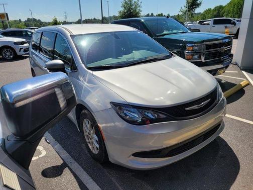 2022 Chrysler Voyager LX